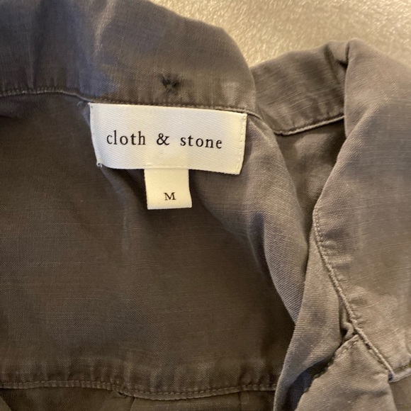 ๐ Cloth & Stone Charcoal Button-Up Blouse Size M - Picture 7 of 11